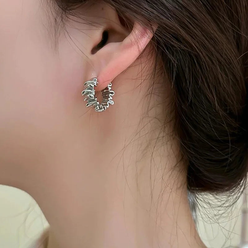 Geometric Irregular Round Hoop Earrings for Girl Unique Design Wrinkled Wave Earring Retro High-end Jewelry Wholesale Daily Wear